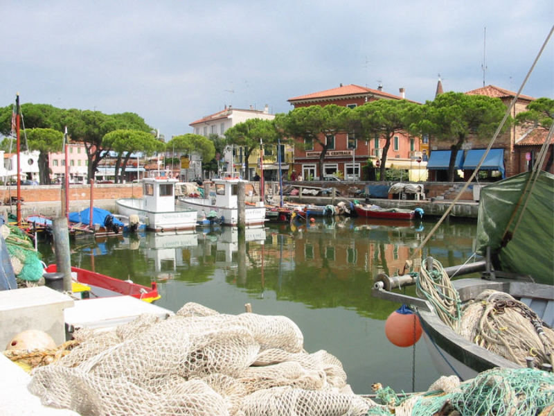 dösender Fischerhafen in Caorle