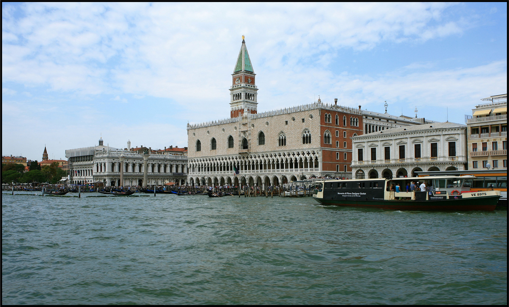 Dogenpalast mit Campanile di San Marco 