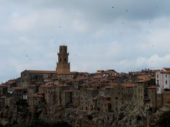 Dohlen und Antennen über Pitigliano