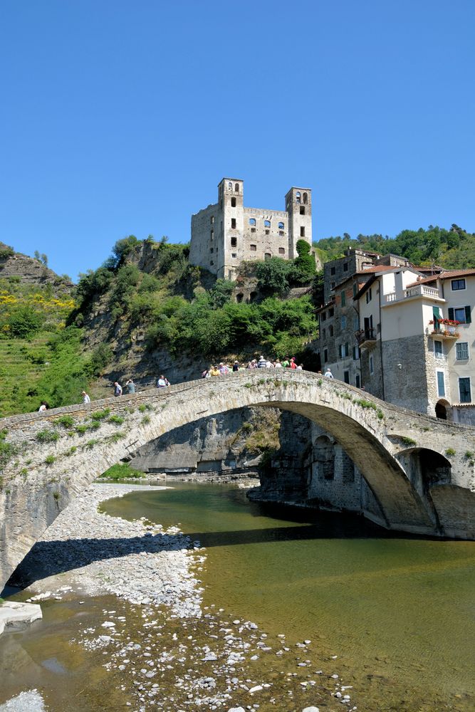 DOLCEACQUA (Italie) Bourg Médiéval au nord de Vintimille.