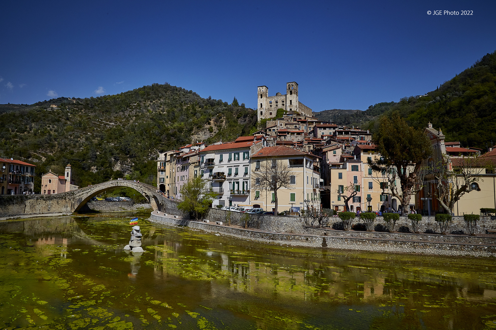 Dolceaqua an der Neriva mit spiegelenden Häusern