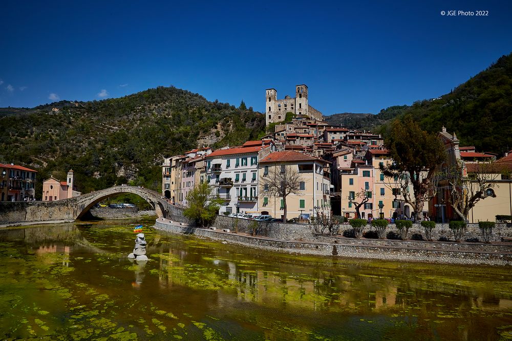 Dolceaqua an der Neriva mit spiegelenden Häusern