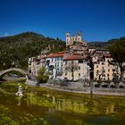 Dolceaqua an der Neriva mit spiegelenden Häusern