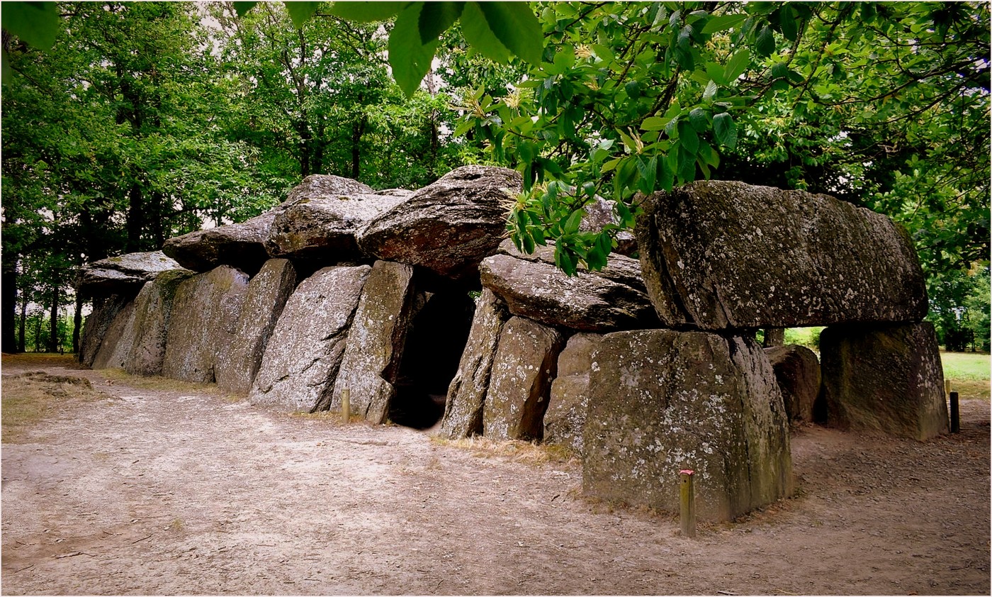 dolmen de la roche aux fées