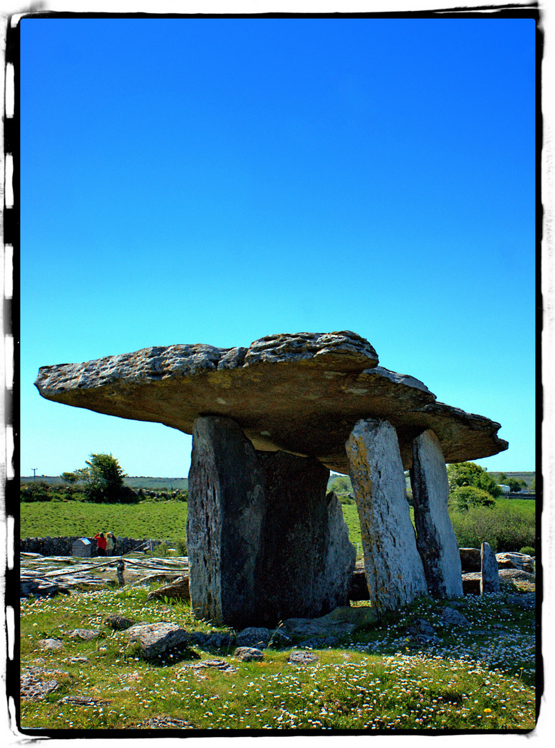 Dolmen in der Kalksteinlandschaft The Burren - der ungewöhnlich blaue Himmel bekam viel Platz