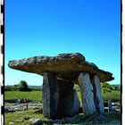 Dolmen in der Kalksteinlandschaft The Burren - der ungewöhnlich blaue Himmel bekam viel Platz