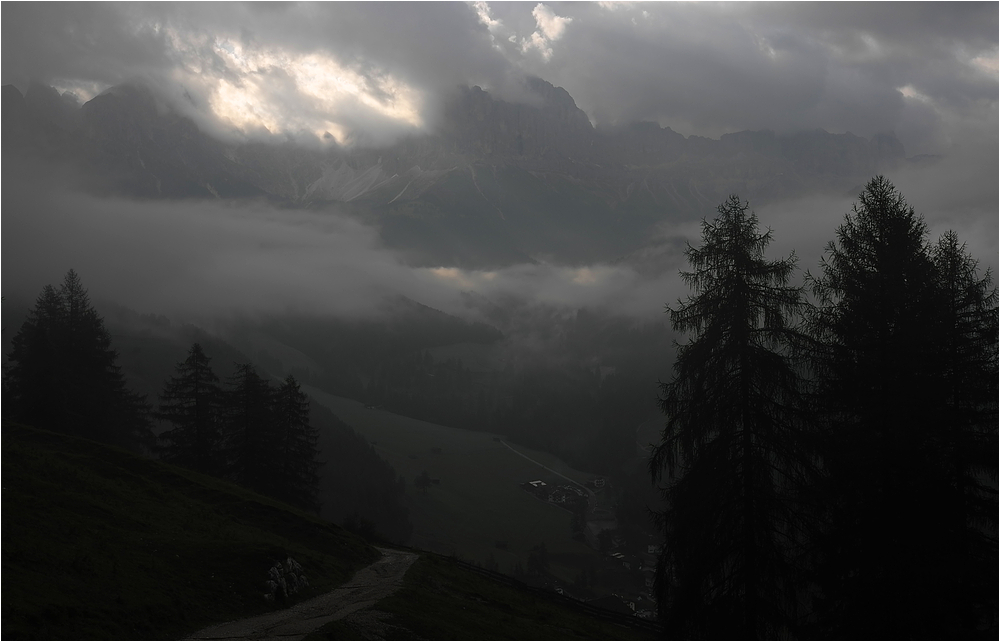 Dolomiten im Wolkenschleier