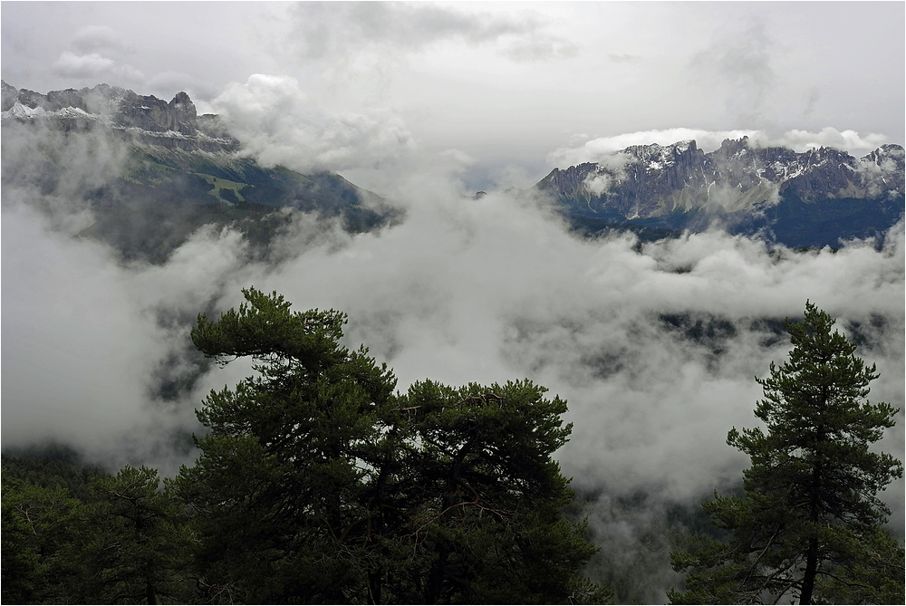 Dolomiten in Wolken