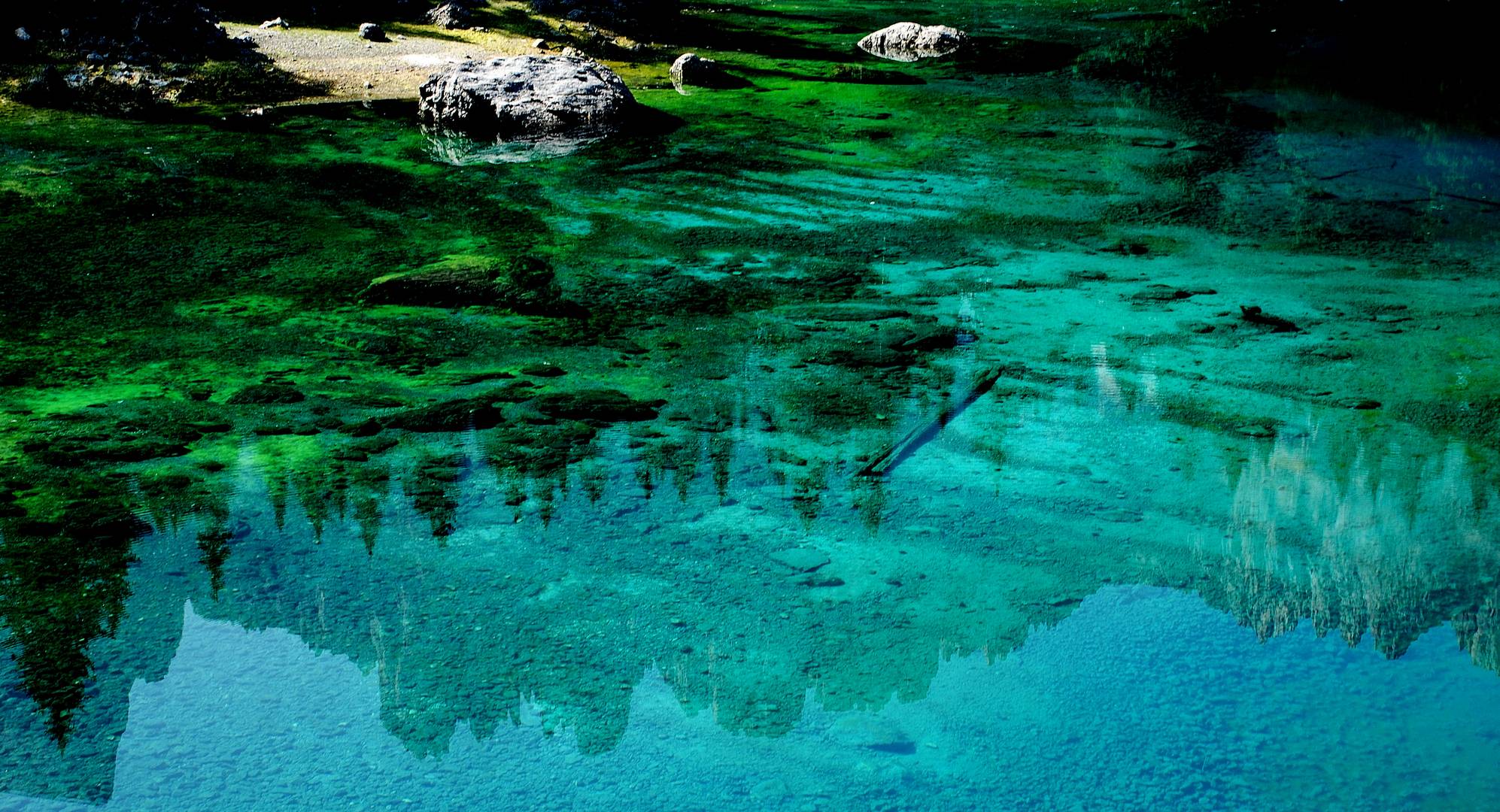 Dolomiten - Karersee mit leichter Spiegelung des Latemar -