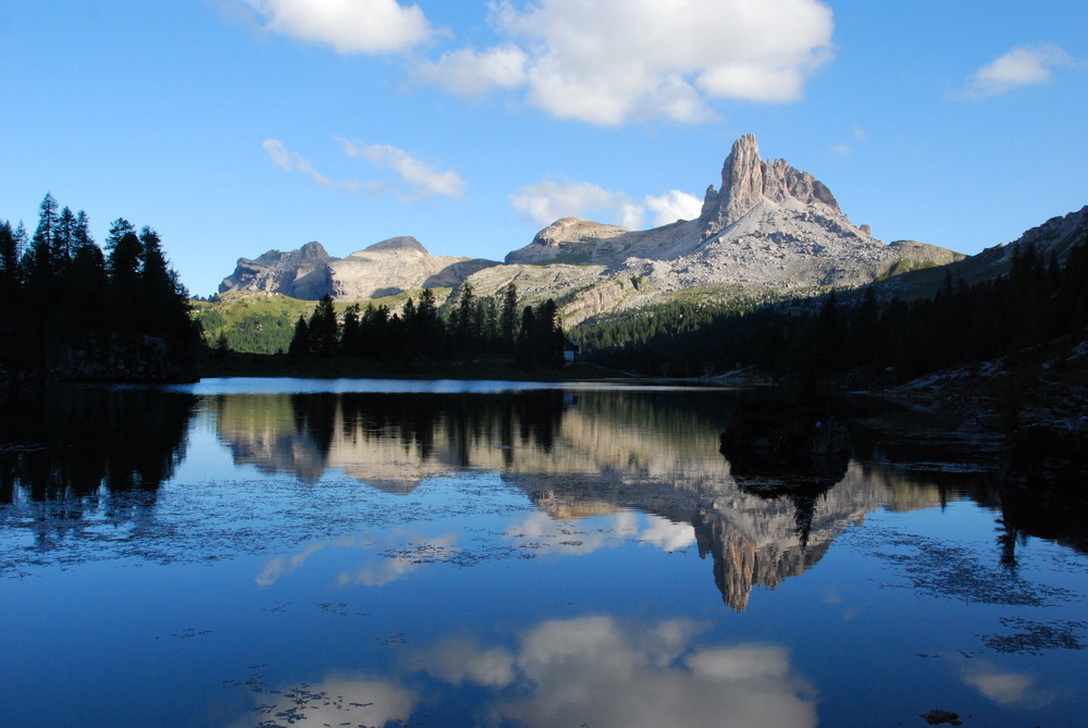 Dolomiten - Lago Federa mit der Rif. Croda da Lago (2046 m)