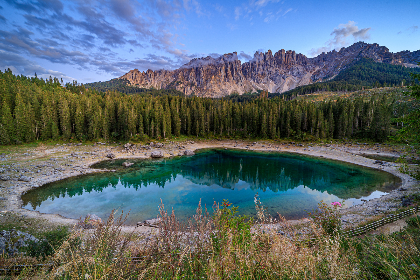 Dolomiten - letztes Tageslicht am Karersee