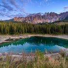 Dolomiten - letztes Tageslicht am Karersee