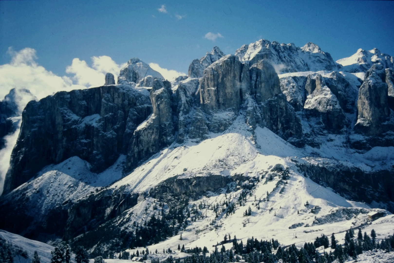 Dolomiten mit Schnee