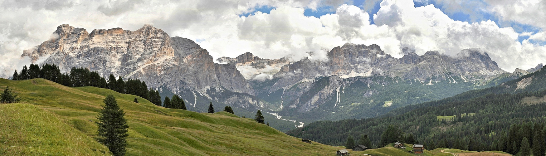  Dolomiten-Panorama an einem Regentag