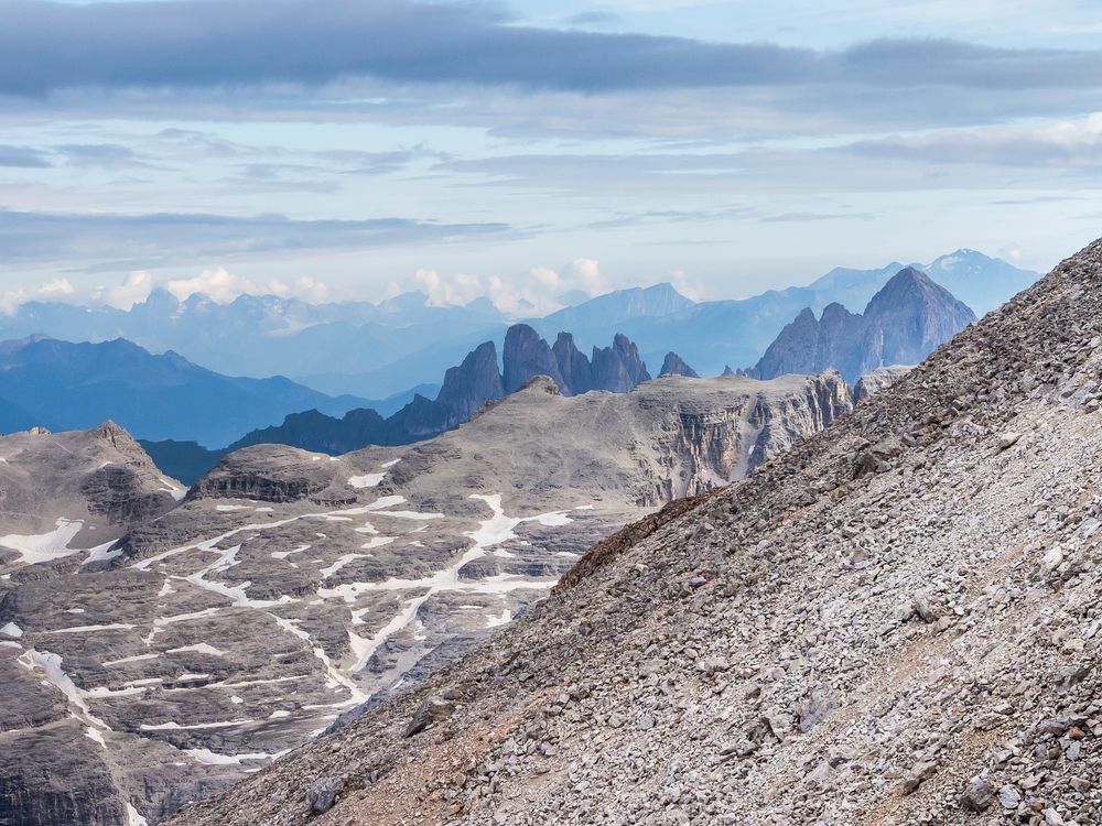 Dolomiten_Geisler und Sella Hochebene vom Piz Boé