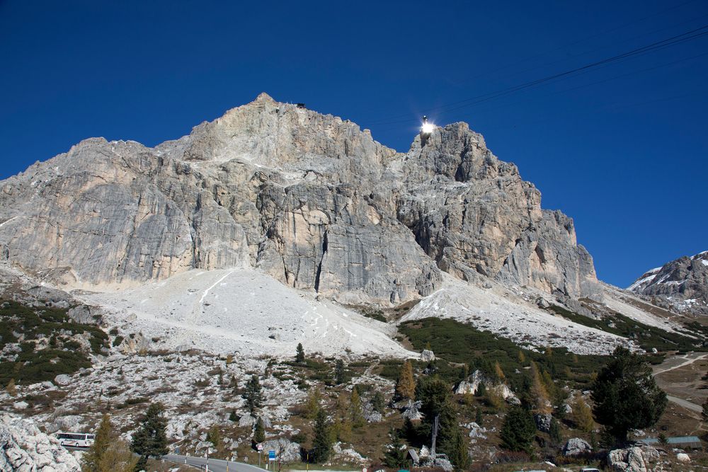 Dolomitenstraße mit Bergwelt