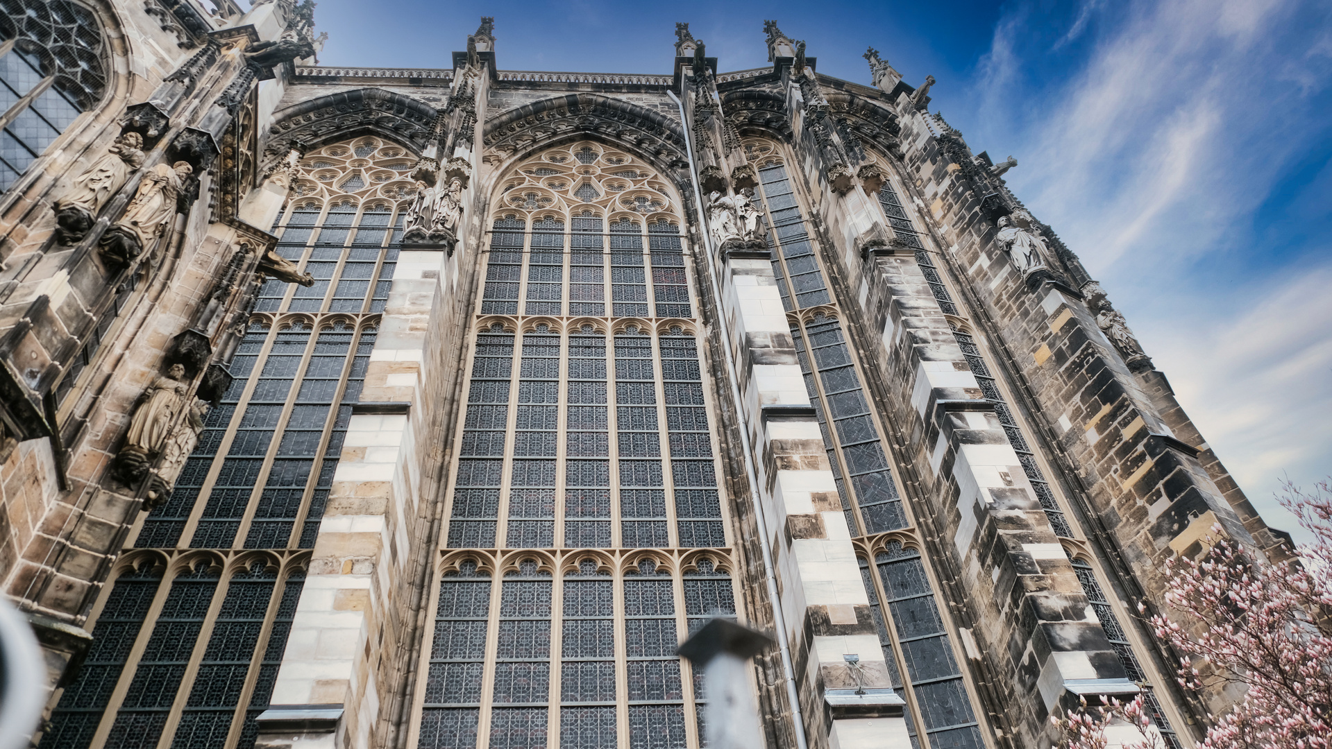 Dom Aachen Fassade Fenster Blick nach oben - 