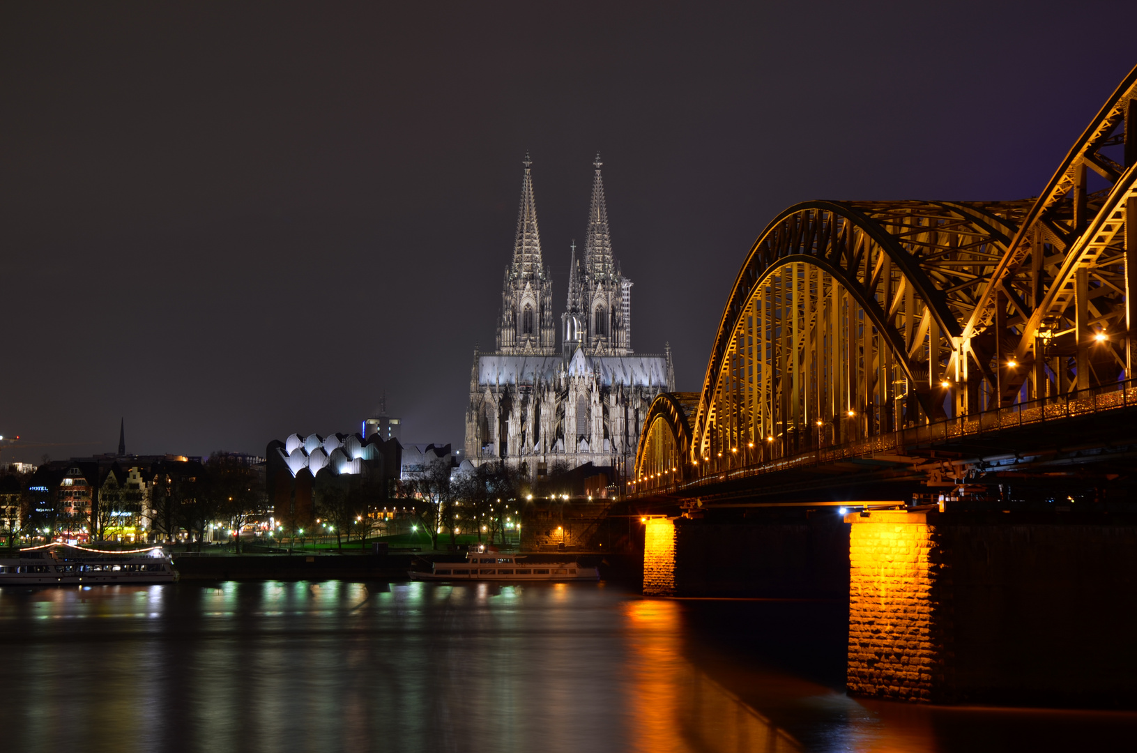 Dom bei Nacht