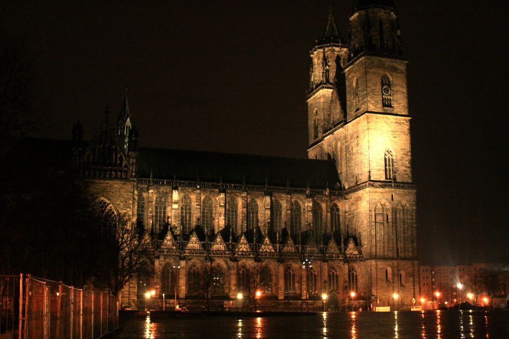 Dom bei Nacht