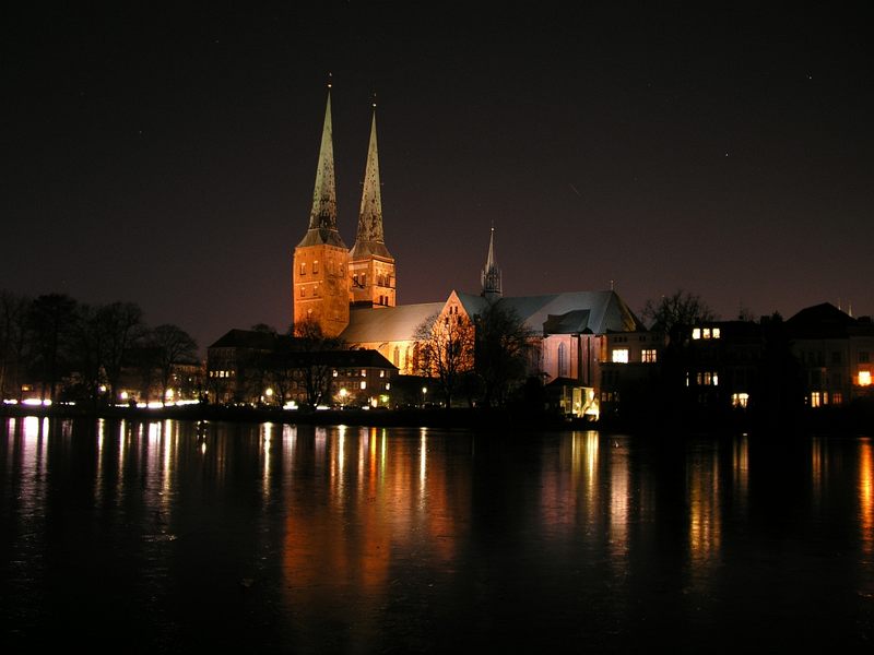 Dom bei Nacht mit Krähenteich