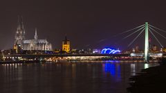 Dom, blaue Bögen und grüner Pylon