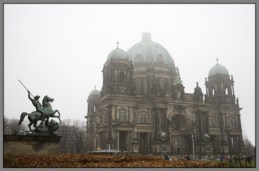 Dom im Nebel