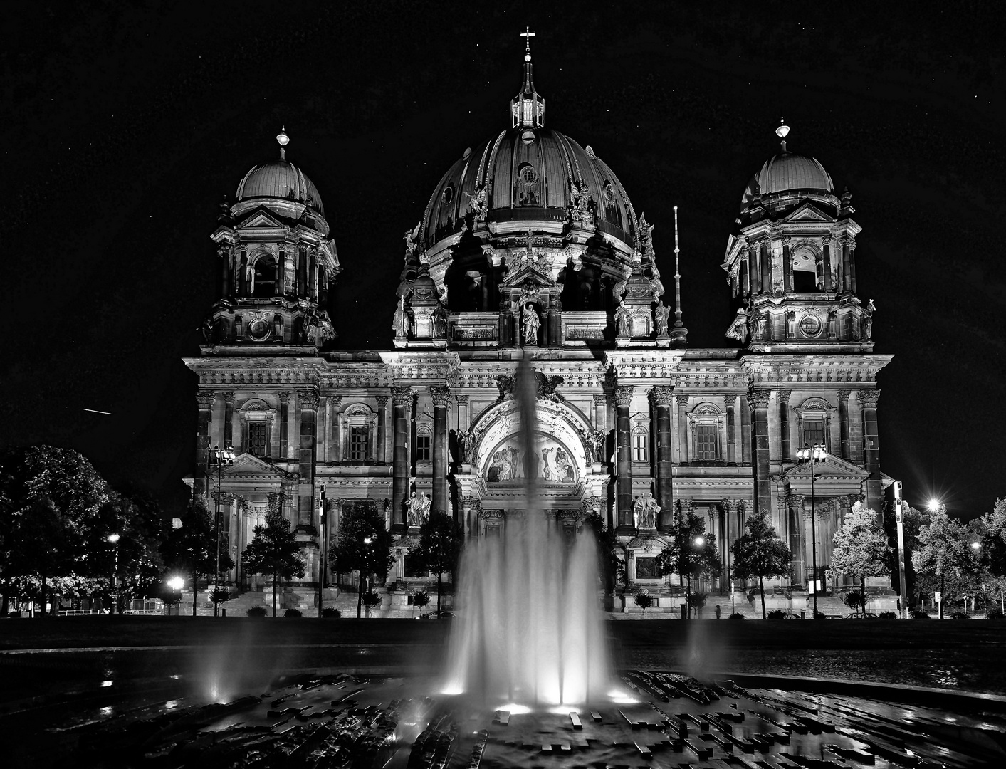 Dom im SW-Langzeitbelichtung bei Nacht