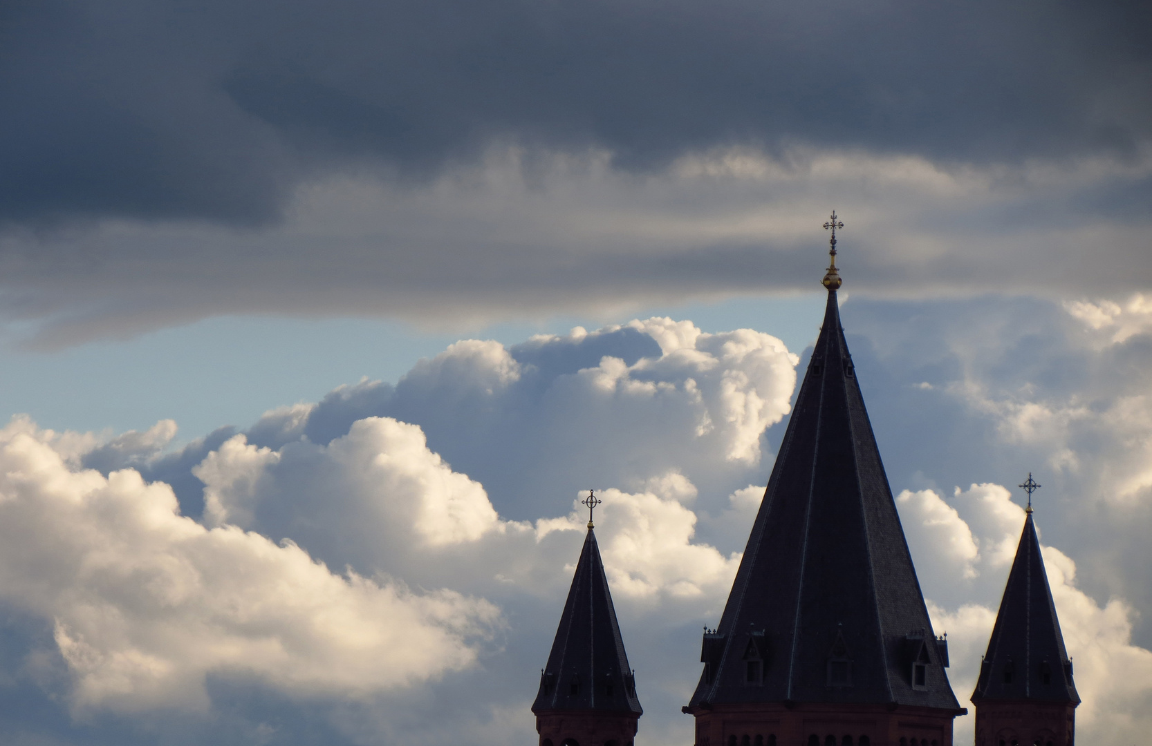 Dom in den Wolken