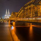 Dom Köln und Hohenzollernbrücke bei Nacht