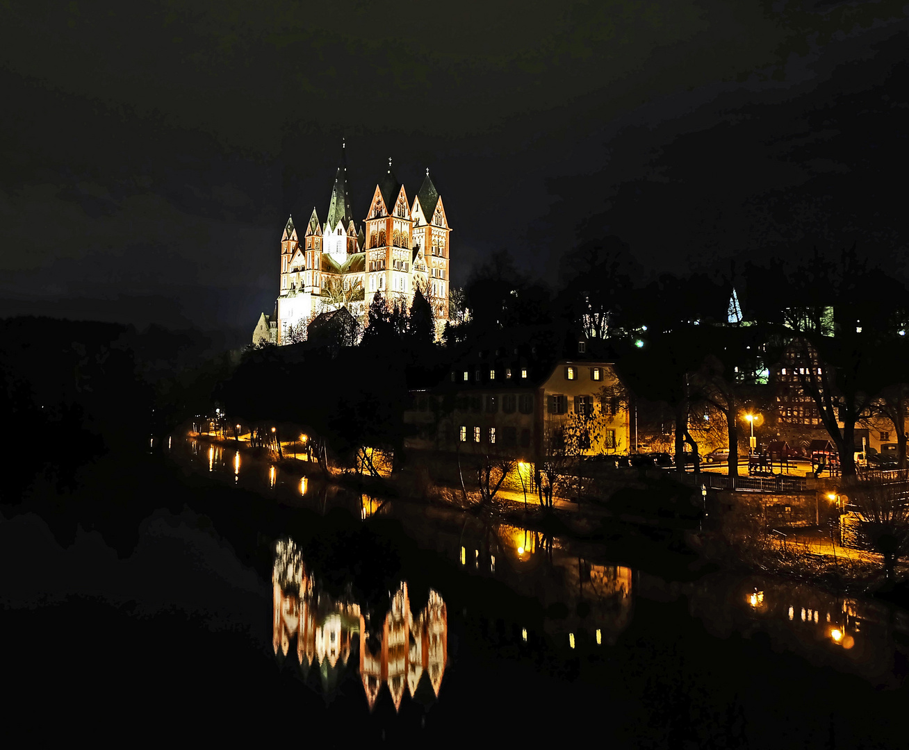 Dom Limburg mit nächtlichem Spiegelbild in der Lahn