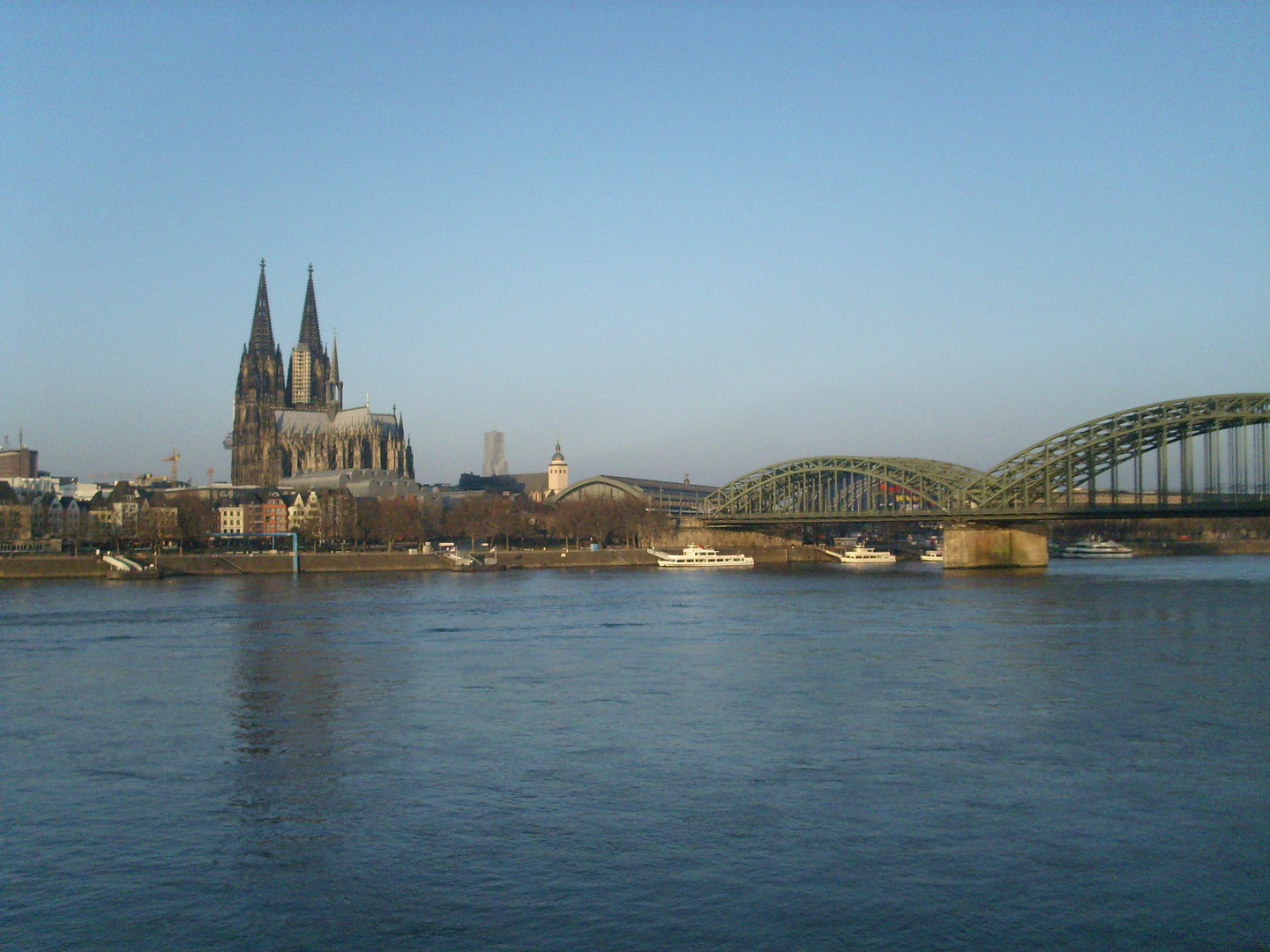 Dom mit Brücke bei Top Winterwetter