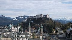 Dom mit Festung und Berge