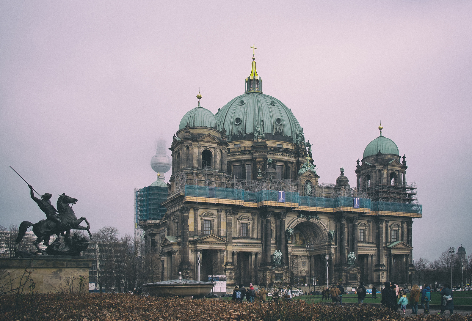 Dom mit halben Turm und Reiter