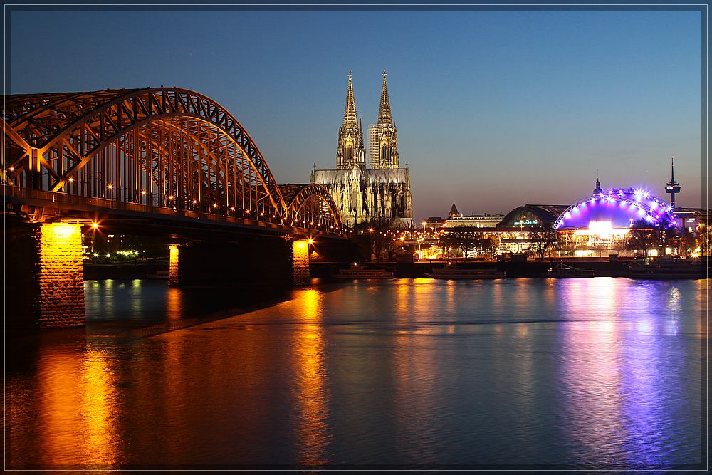 Dom mit Hohenzollernbrücke und Musicalzelt