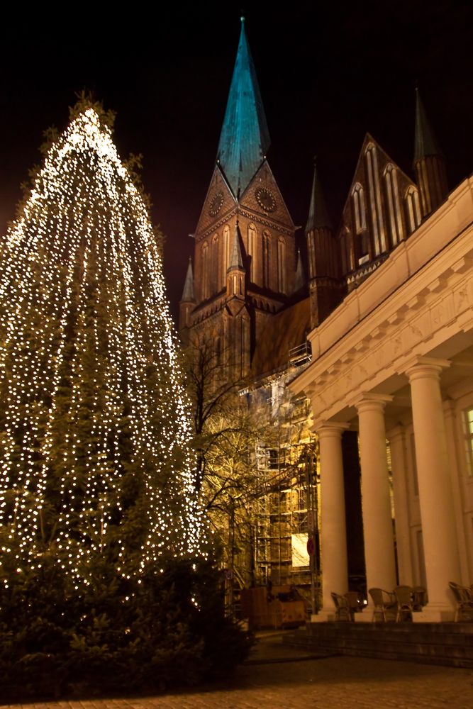 Dom mit Weinachtsbaum