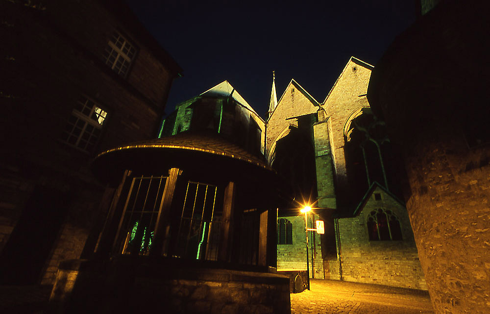 Dom Paderborn mit Brunnen in der Nacht!