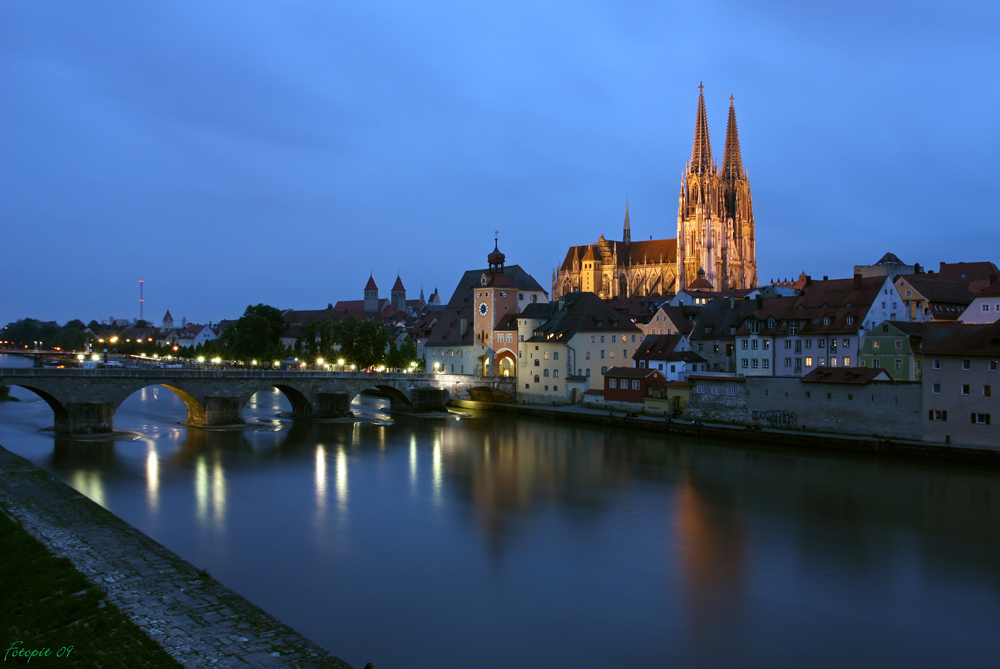 Dom Regensburg Und Steinerne Brücke Foto And Bild Architektur Architektur Bei Nacht Motive