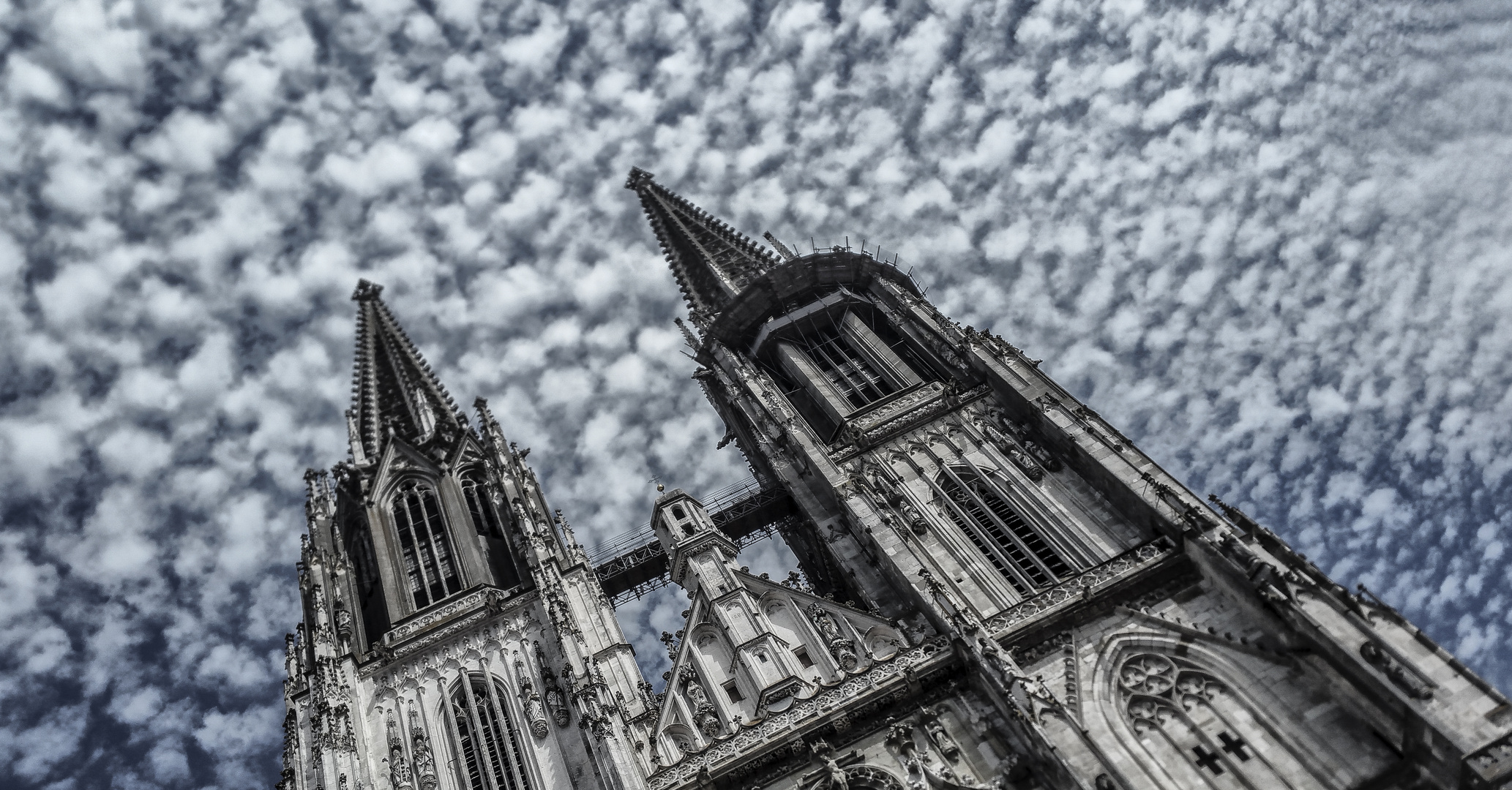 dom regensburg unter schäfchenwolken