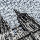 dom regensburg unter schäfchenwolken