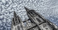 dom regensburg unter schäfchenwolken