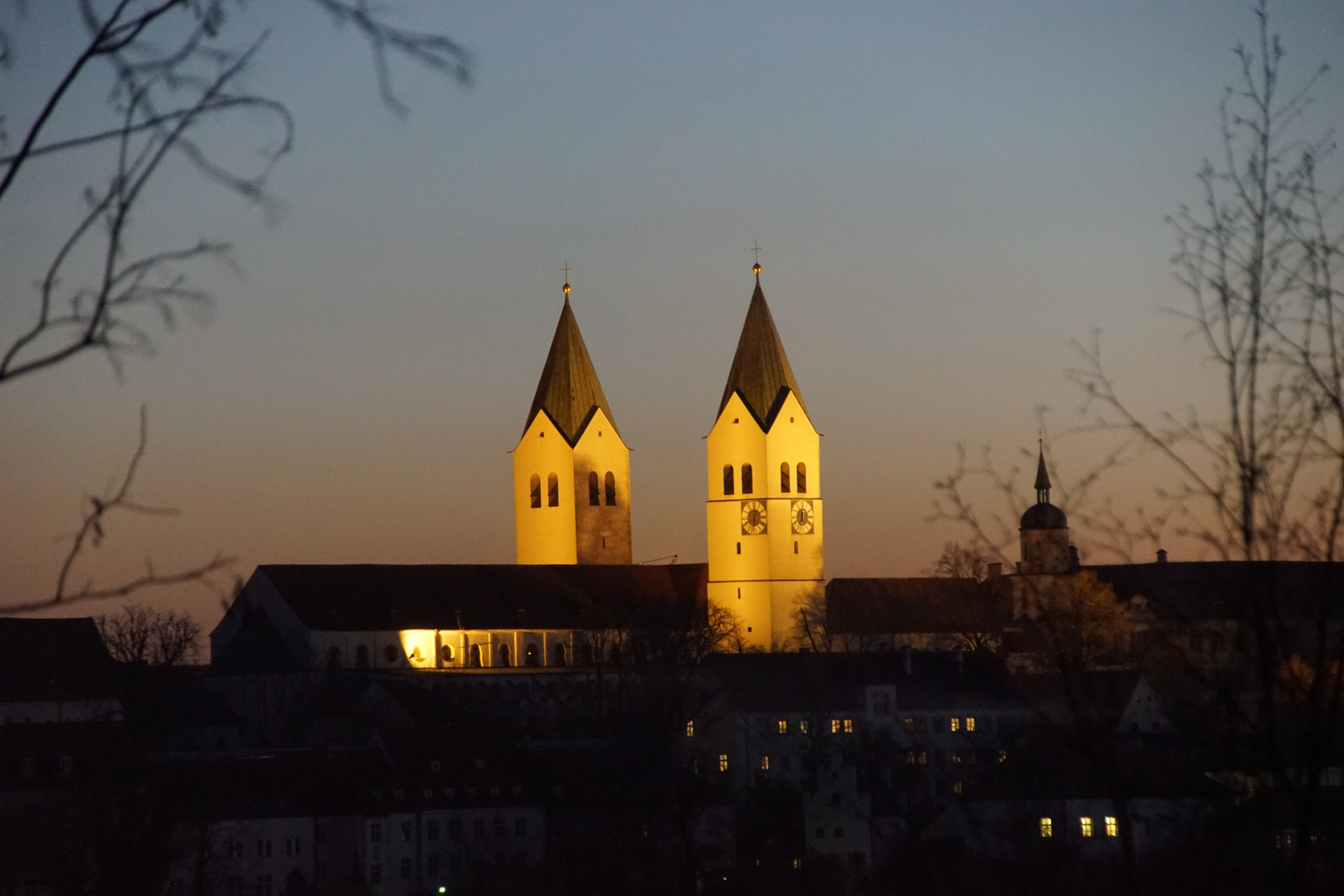 Dom St. Maria und St. Korbinian im Abendlicht