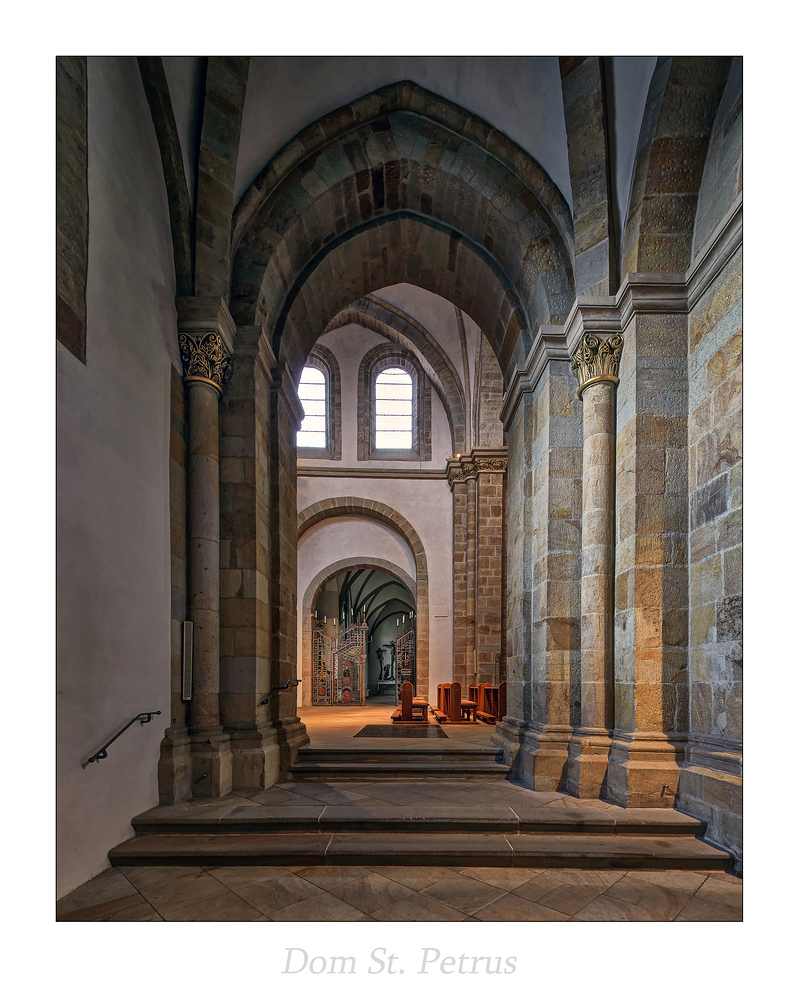 Dom St. Peter (Osnabrück) " Blick in den Seitenschiff..."