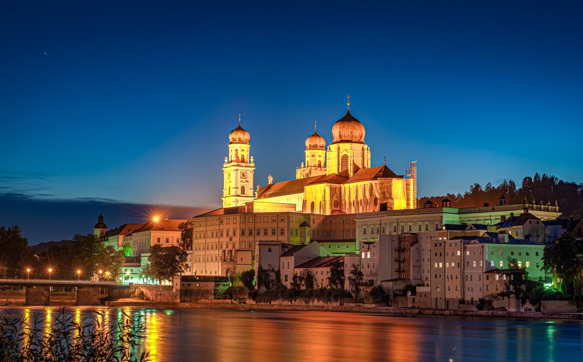 Dom St. Stephan in Passau in der der blauen Stunde.