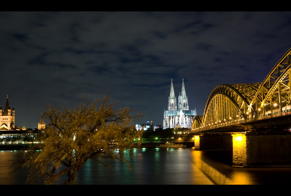 Dom und Bahnbrücke