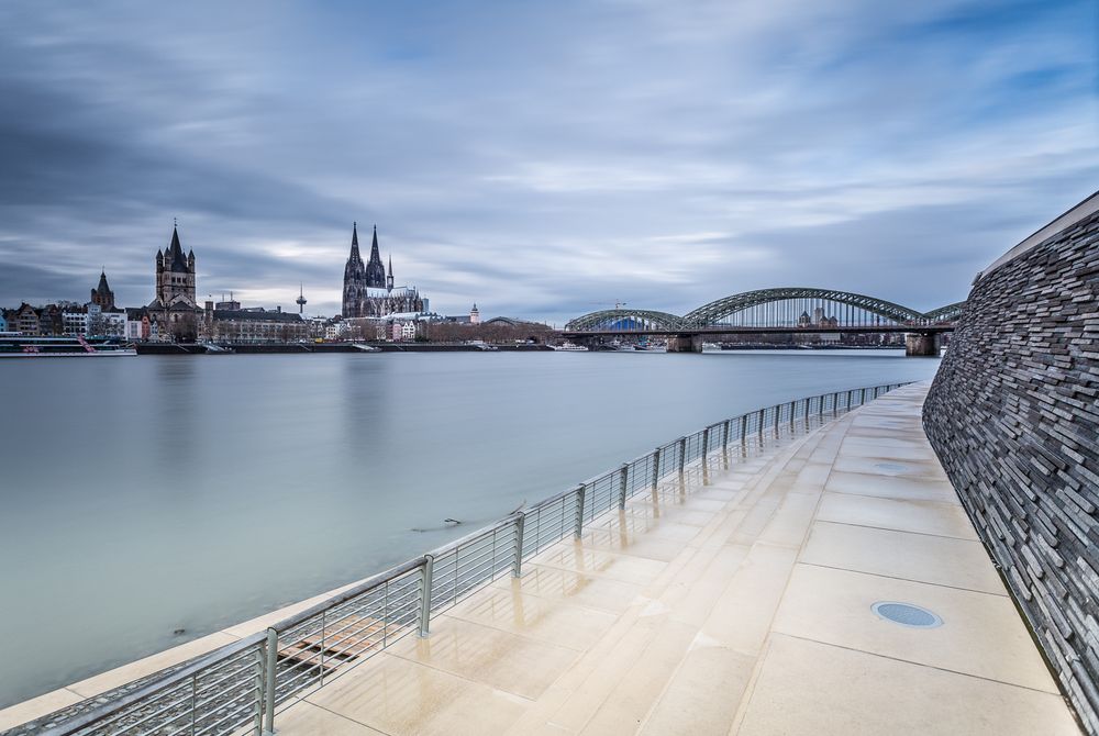 Dom und Deutzer Brücke vom neu gestalteten Kennedyufer aus