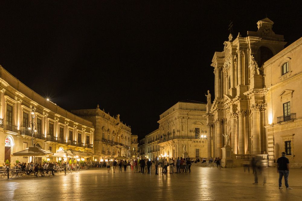 Dom und Domplatz von Syrakus in der Nacht