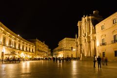 Dom und Domplatz von Syrakus in der Nacht