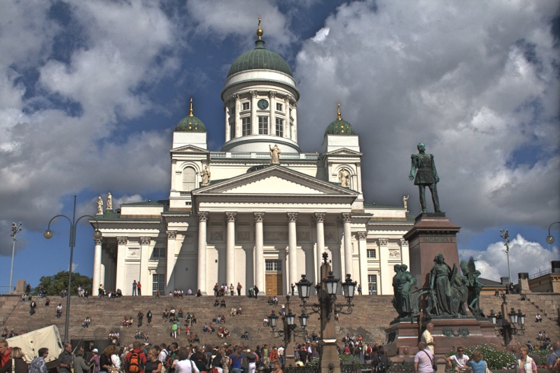 Dom und Domtreppe im Zentrum von Helsinki