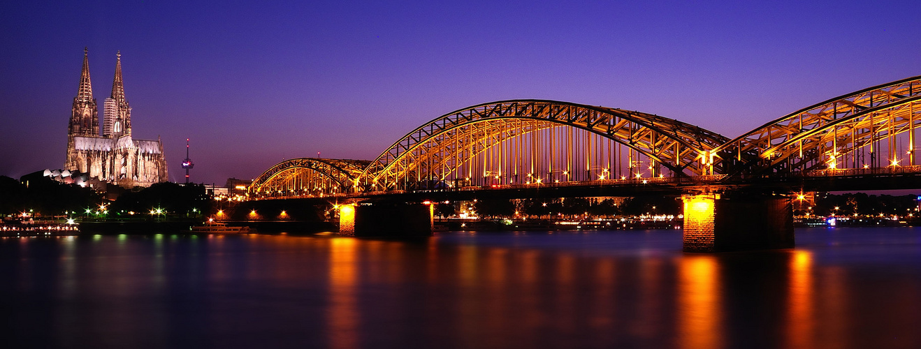 Dom und Hohenzollernbrücke am Abend