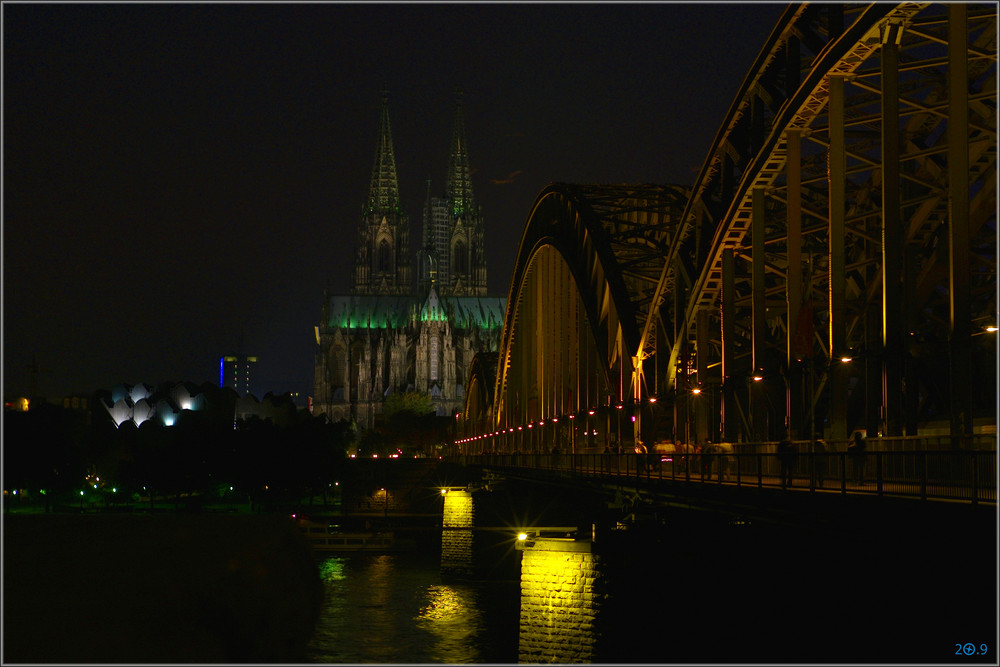 Dom und Hohenzollernbrücke bei Nacht